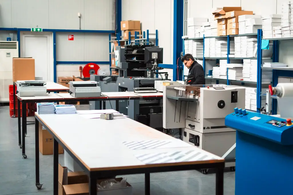 Productiemedewerker machinale nabewerking aan het werk.